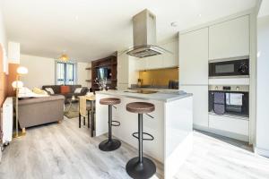 Rest&Recharge at Brookdale House (5 Bedrooms, 15mins to City Centre, Free Parking)