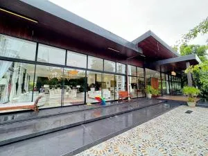 Huge Pool Villa with Private Lake - Ban Bung