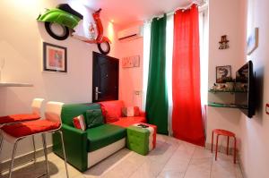 Bellissimo Mini Appartamento a Tema Bandiera Italiana, Potente Wi-Fi, 3 linee metropolitane dietro casa, Collegato Direttamente con Aeroporto di Malpensa e Rho fiera