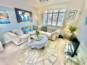 Three Bed Detached Home - Large Garden - Hot Tub - Free Parking - Close to Beach! - Iford