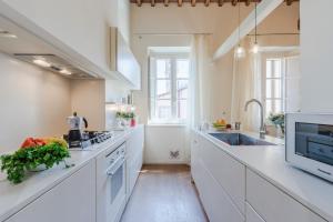 Sabrina, Modern 3 Bedrooms Apartment with Elevator