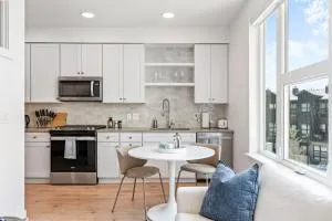 Downtown Luxury 1BD- Poo Spa Bowl Golf Gym Parkng - McIntyre Building Condominium