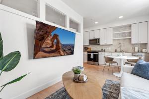 Downtown Luxury 1BD- Poo Spa Bowl Golf Gym Parkng