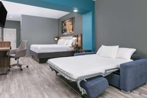 Deluxe King Room - Non-Smoking room in La Quinta by Wyndham Decatur