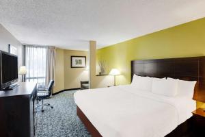 King Room - Non-Smoking room in Clarion Inn Asheville Airport
