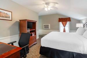 King Suite - Non-Smoking room in Essex Street Inn & Suites Ascend Hotel Collection