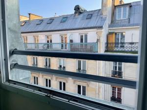 joli studio bohème sous les toits de Paris