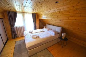 Wooden Cottage Baznik with Hot Tub