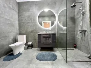 ApartPoltava ЖК "Пилипа Орлика,26" BUSINESS апартаменти з неймовірною панорамою - LED дзеркало -ТРОПІЧНИЙ душ - Poltava