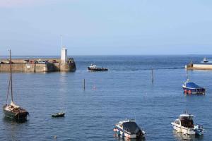 Kelvinside, Seahouses, 2 minute walkvillage