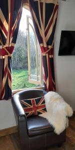 Quaint Studio Loft Room nr Hampton Court