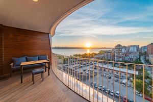 Golden Stones House Lake View