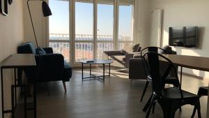 Appartements Une chambre privee bleu dans un appartement partage : Chambre Double