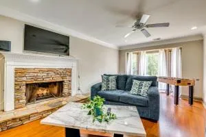 5 Mi to Lake Acworth Georgia Gem with Private Patio - 肯尼索
