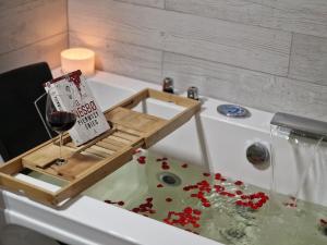 Apartament w Centrum z wanną z hydromasażem