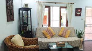 1 Bedroom House With Pool In Central Location