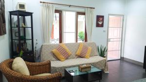 1 Bedroom House With Pool In Central Location