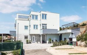 Cozy Apartment In Podstrana With Wifi