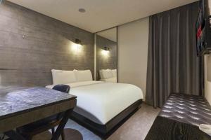 Phòng Tiêu Chuẩn Giường Đôi (Standard Double Room)