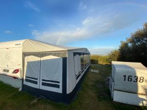 CAMPING-SYLT Wohnwagen mit Blick aufs Meer