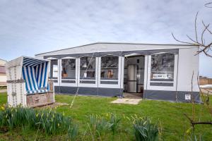 CAMPING-SYLT Wohnwagen mit Blick aufs Meer