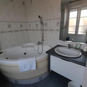 Hotels A La Porte Saint Jean : Chambre Quadruple avec Baignoire