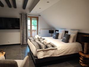 Maisons d'hotes Geraniums Et Neige Fraiche, Maison d'Hotes avec balneo massante et sauna privatifs dans certaines suites haut standing : photos des chambres