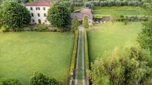 Citrus Charm Farmhouse, a Country Villa with Pool