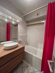 Appartements LE CLOS du LAC STUDIO TERRASSE JARDIN et cave Velos fermee RDC : photos des chambres