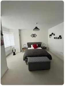 Bedroom in West Sussex with locks,Private Bathroom & Free Parking - 斯托灵顿