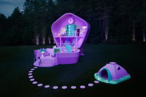 Sleepover at Polly Pockets Compact