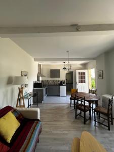 Petite maison mitoyenne, clim, rénovée, calme