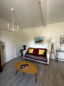 Petite maison mitoyenne, clim, rénovée, calme