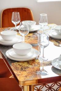 Bright n Charming Air Conditioned Two Bed in Heart of London