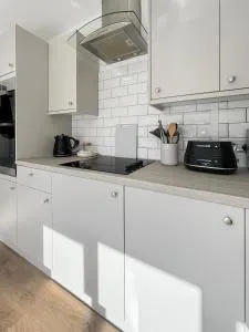 Amaya One -3 bedroom townhouse - with garden - close to town centre - sleeps 7 - 斯托克罗奇福德