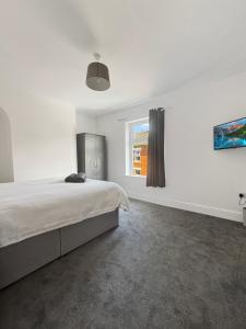 Amaya One -3 bedroom townhouse - with garden - close to town centre - sleeps 7 - Free Gym Access