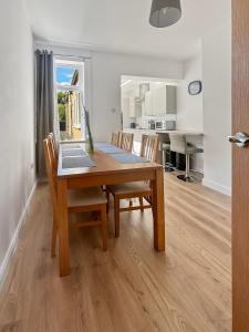 Amaya One -3 bedroom townhouse - with garden - close to town centre - sleeps 7