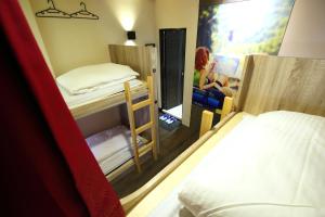 Giường trong Phòng ngủ tập thể Nữ 4 Người (Bed in 4-Bed Female Dormitory Room)