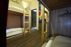 Giường trong Phòng ngủ tập thể Nữ 4 Người (Bed in 4-Bed Female Dormitory Room)