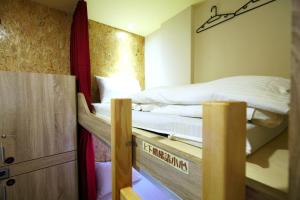 Giường trong Phòng ngủ tập thể Nữ 4 Người (Bed in 4-Bed Female Dormitory Room)