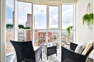 Luxury High-Rise 21st Floor 2 Bedroom 2 Bath Flat
