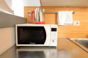 Argento, Bright Flat in The Center, 7 Guests, Parking & WiFi, Near to 3 Tram Lines and the Metro - well connected to Airports and to the Train Station