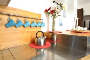 Argento, Bright Flat in The Center, 7 Guests, Parking & WiFi, Near to 3 Tram Lines and the Metro - well connected to Airports and to the Train Station