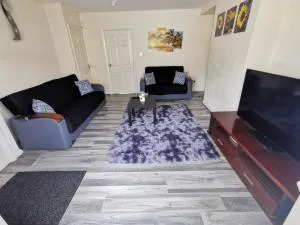 Spacious 3-bedroom home in Birmingham with driveway parking - Sutton Coldfield