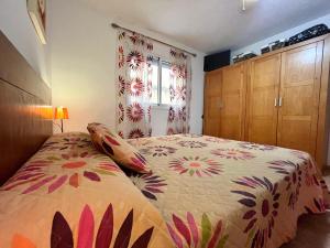 Almerimar Amplio Apartamento de 3 Habitaciones con Piscina, pista de padel, futbol y Garaje Cubierto para 2 Coches en Altas Entinas