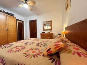 Almerimar Amplio Apartamento de 3 Habitaciones con Piscina, pista de padel, futbol y Garaje Cubierto para 2 Coches en Altas Entinas