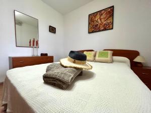 Almerimar Amplio Apartamento de 3 Habitaciones con Piscina, pista de padel, futbol y Garaje Cubierto para 2 Coches en Altas Entinas