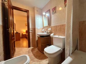 Almerimar Amplio Apartamento de 3 Habitaciones con Piscina, pista de padel, futbol y Garaje Cubierto para 2 Coches en Altas Entinas