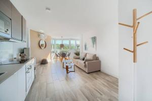 Studio Close to the Beach with Sea Views and Pool