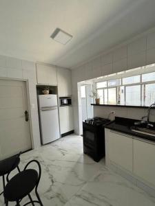 PREDIO FRENTE PRA PRAIA, COM VISTA LATERAL MAR, Apto 202